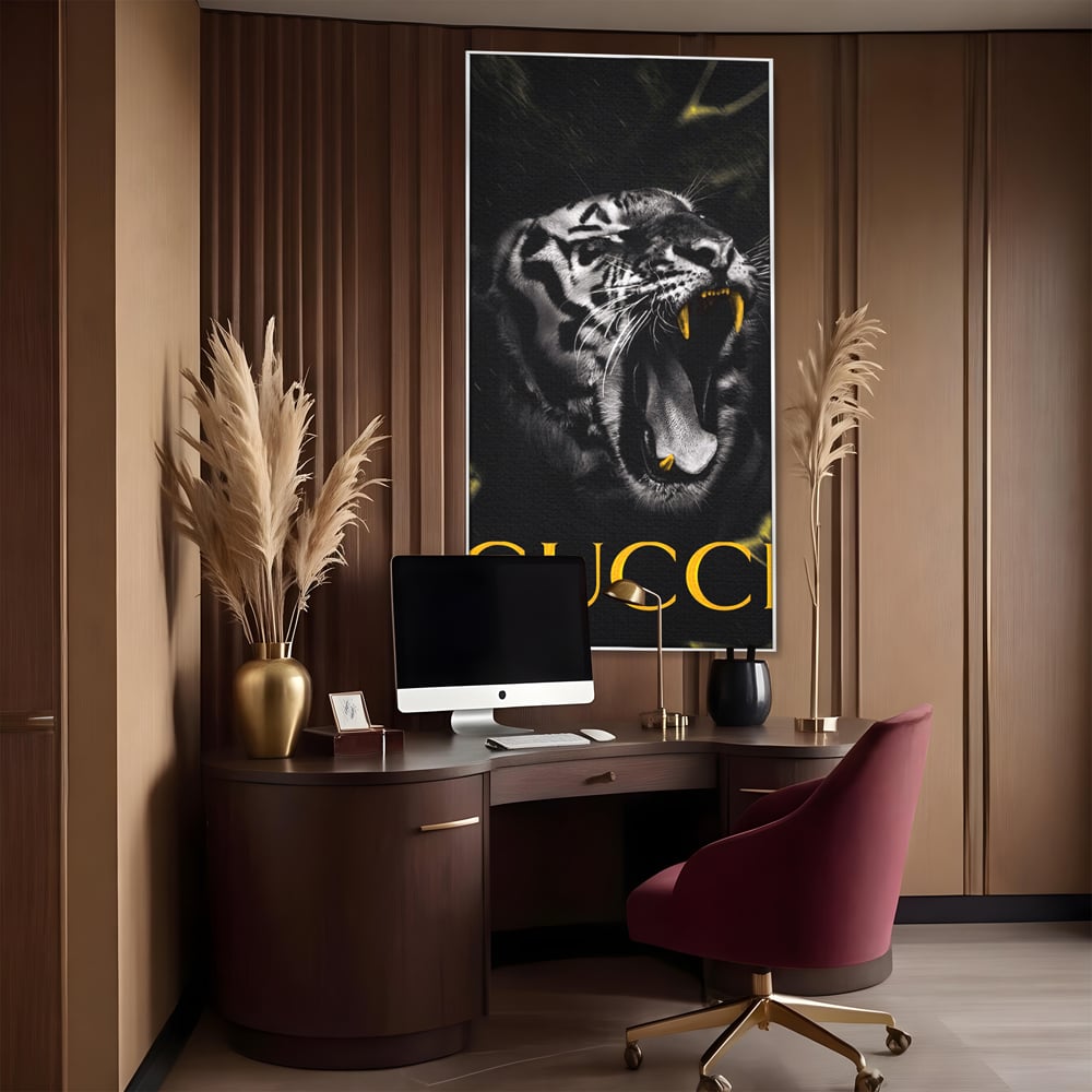 Tablou canvas cu tablou vertical cu tigru si text, in rama de aluminiu argintiu, pe perete intr-un birou
